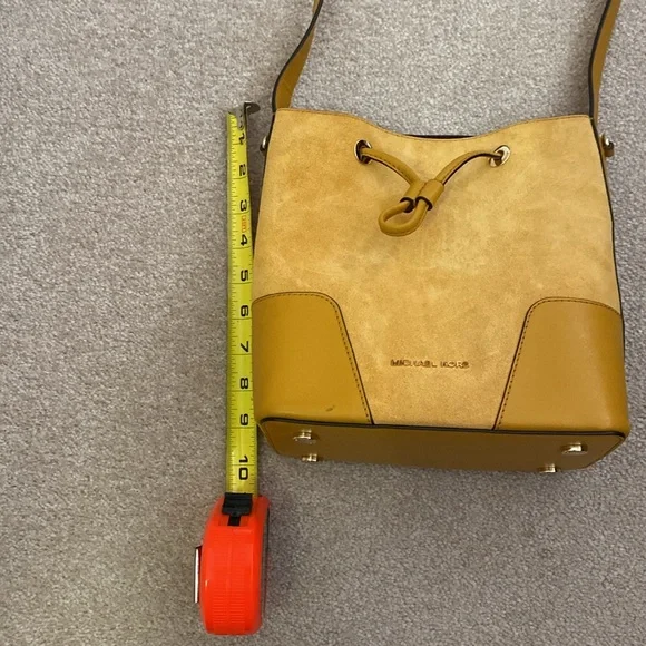 Yellow Michael Kors Small Bucket Bag. Crossbody. - Picture 7 of 9